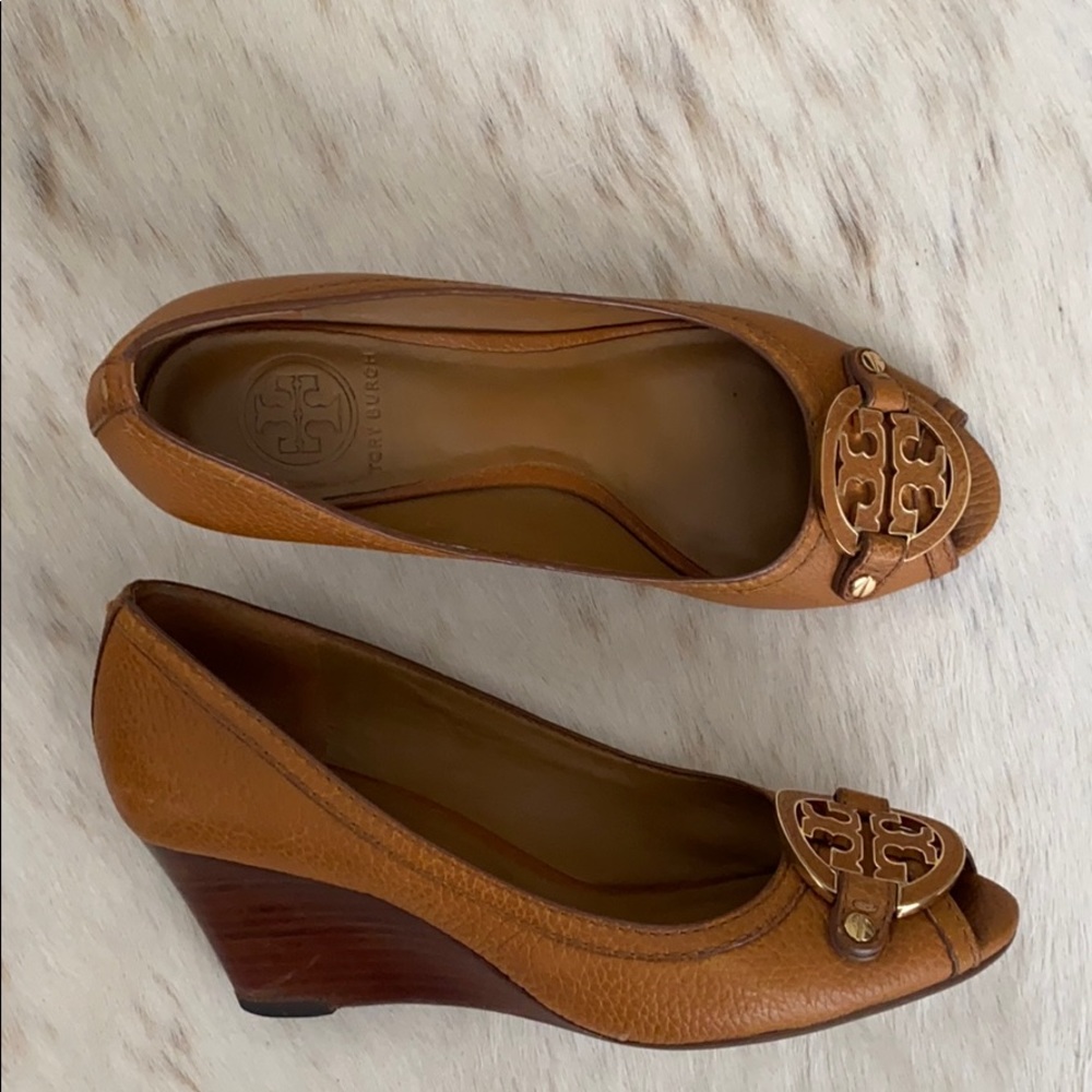 Tory Burch logo wedge pumps - Picture 3 of 5